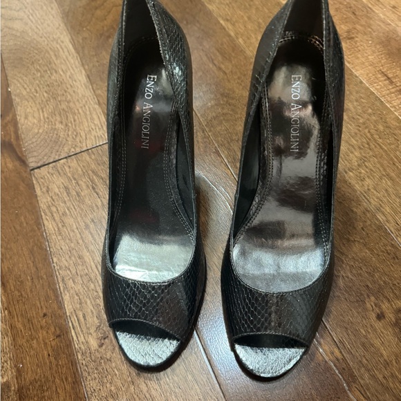 Silver and grey high heels. - Picture 3 of 4